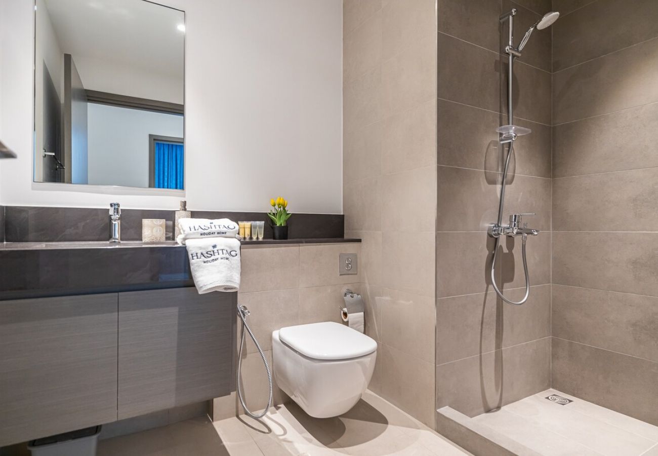 Апартаменты на Dubai - HHH - Spacious 2BDR Apartment  / Lagoons View / Close to the Airport 