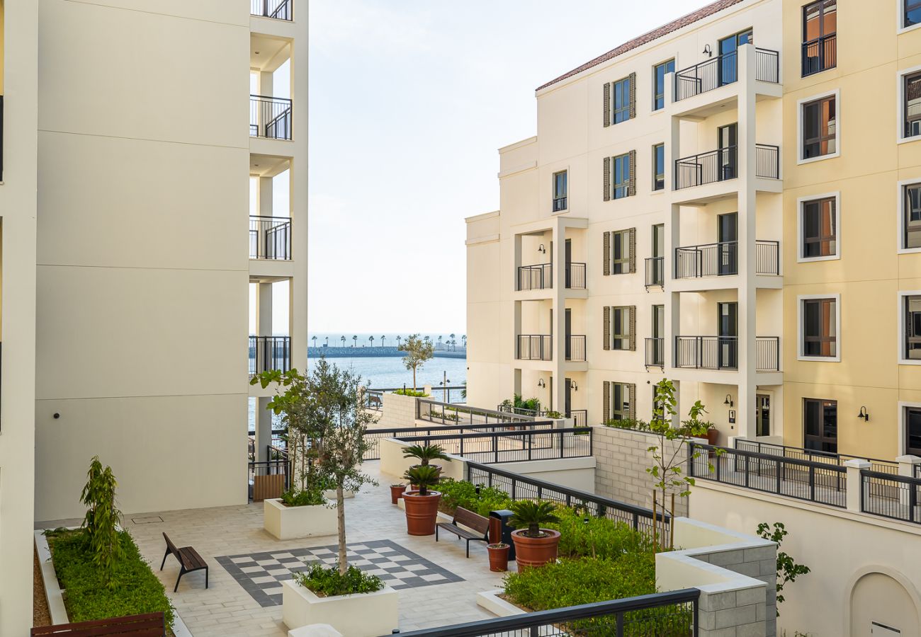 Апартаменты на Dubai - Chic 1-Bedroom Apartment with Stunning Views in La Mer