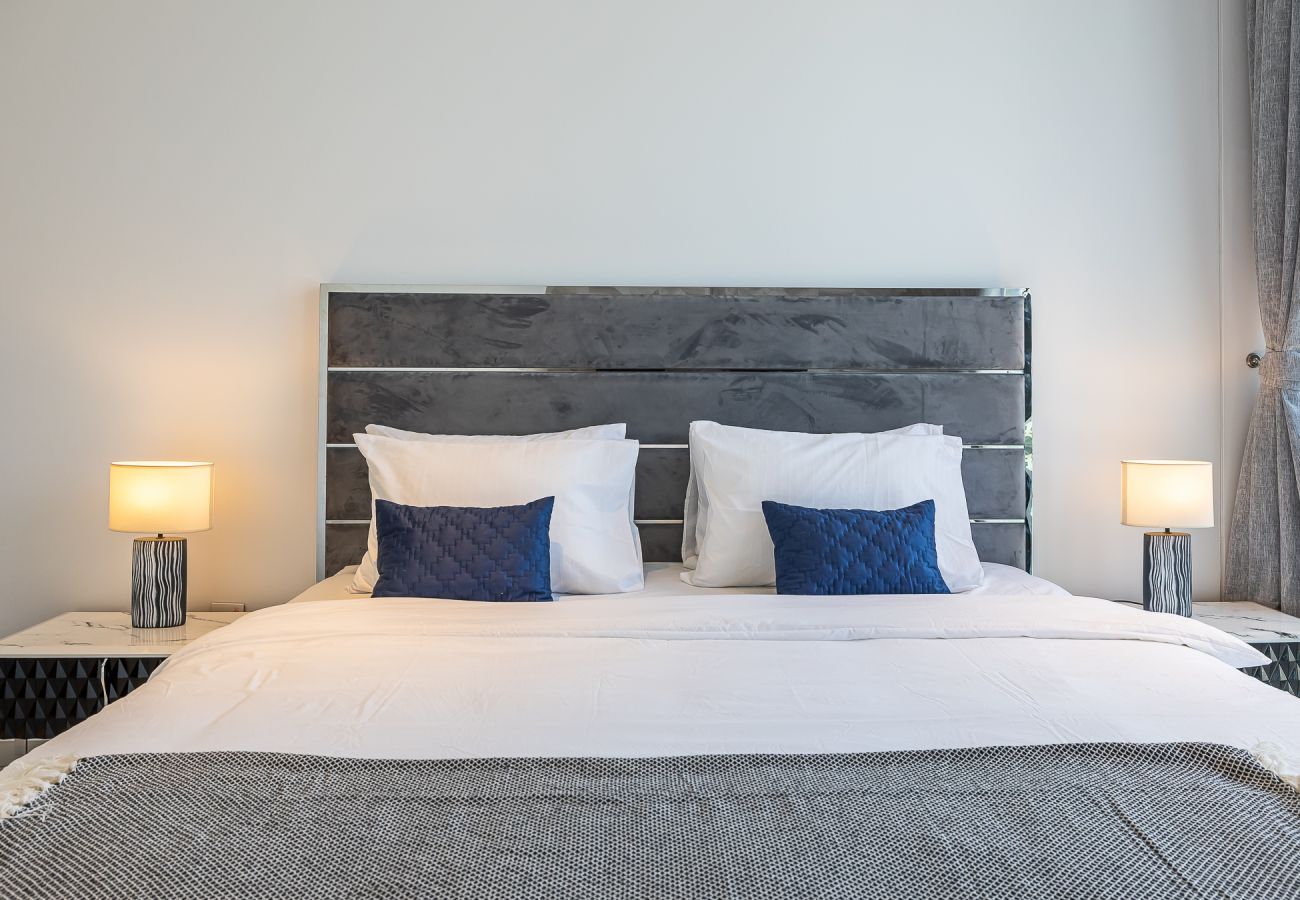 Апартаменты на Dubai - Spacious 3-Bedroom Apartment with Maid’s Room & Burj Khalifa Views – Business Bay