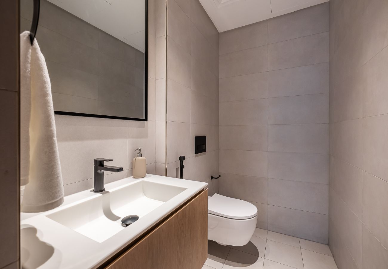 Апартаменты на Dubai - Spacious 3-Bedroom Apartment with Maid’s Room & Burj Khalifa Views – Business Bay