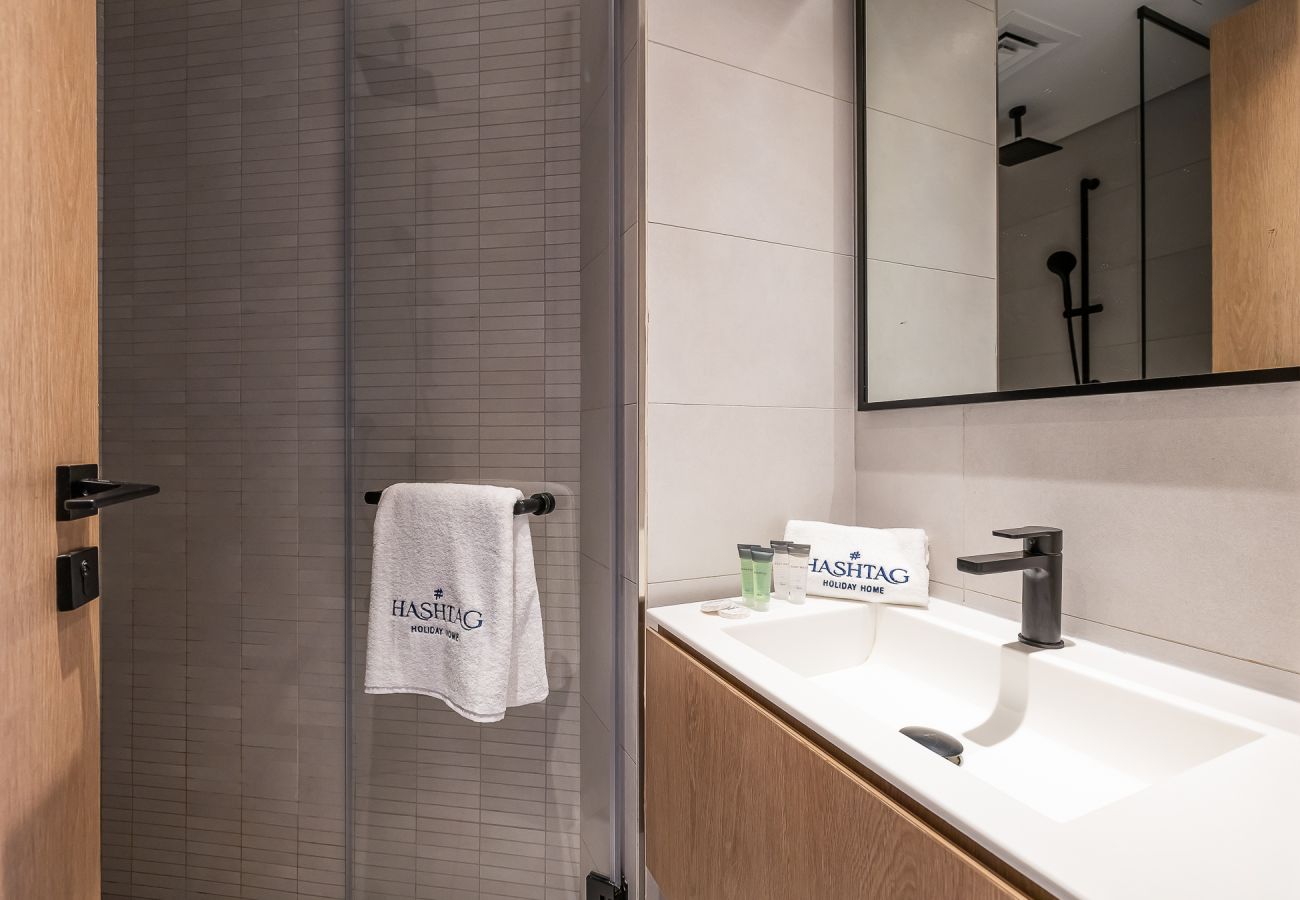 Апартаменты на Dubai - Spacious 3-Bedroom Apartment with Maid’s Room & Burj Khalifa Views – Business Bay