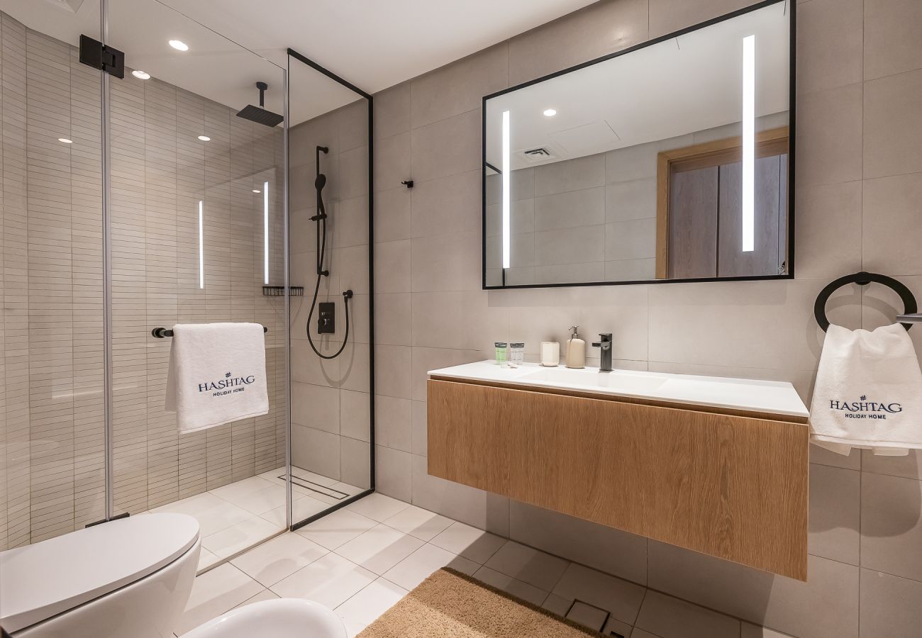 Апартаменты на Dubai - Spacious 3-Bedroom Apartment with Maid’s Room & Burj Khalifa Views – Business Bay