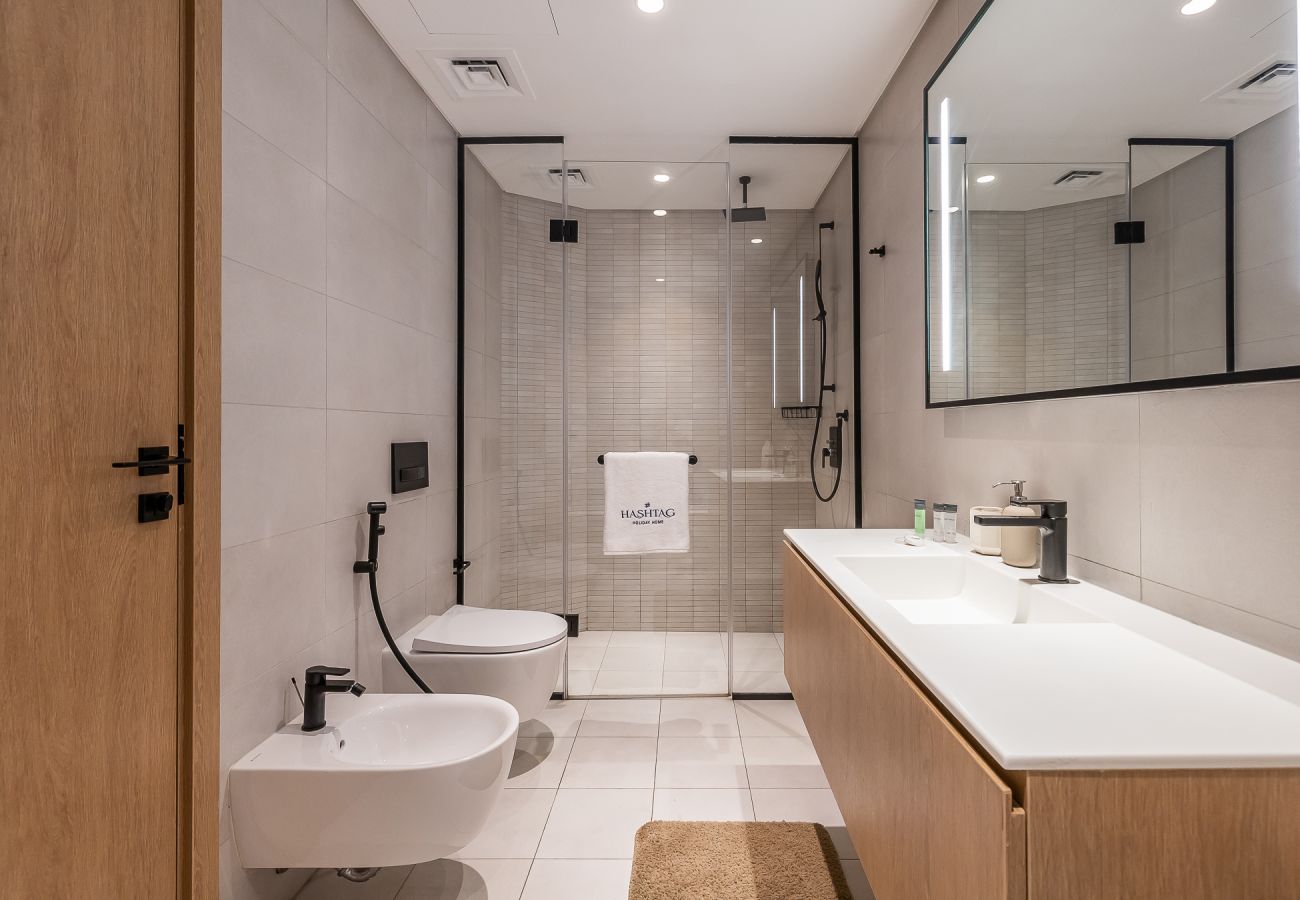 Апартаменты на Dubai - Spacious 3-Bedroom Apartment with Maid’s Room & Burj Khalifa Views – Business Bay