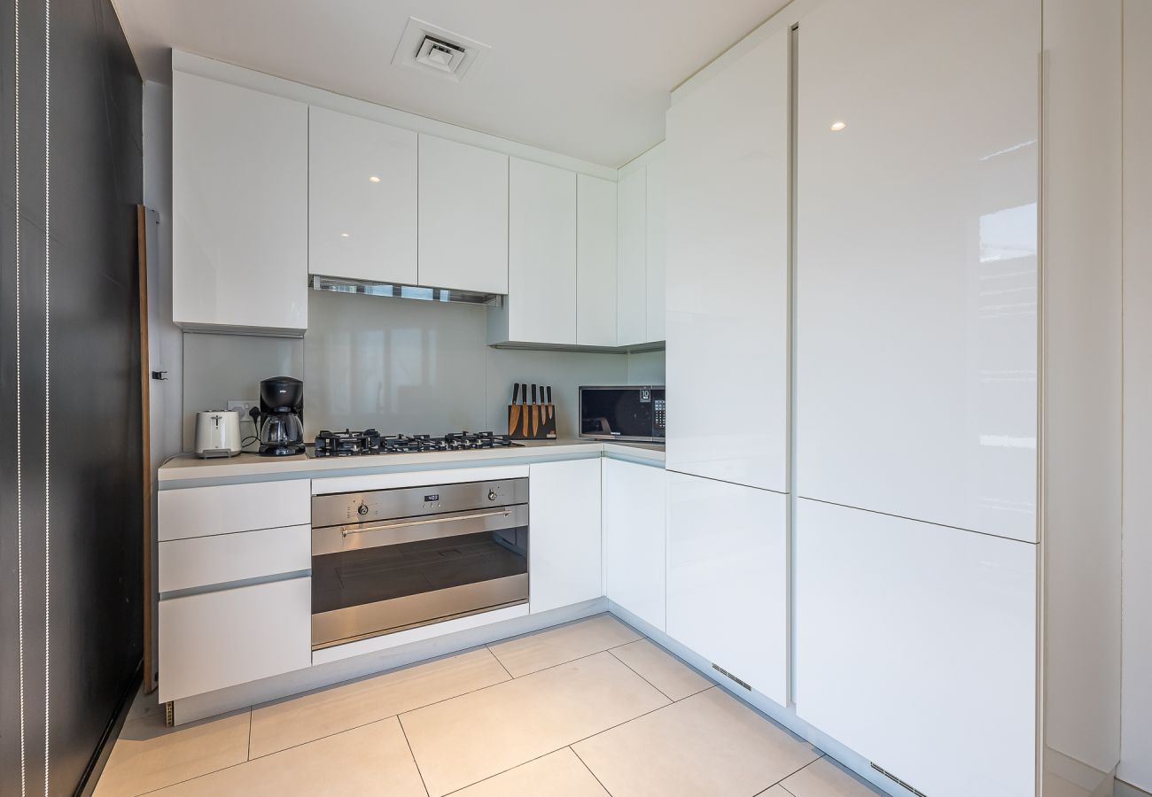 Апартаменты на Dubai - Spacious 3-Bedroom Apartment with Maid’s Room & Burj Khalifa Views – Business Bay