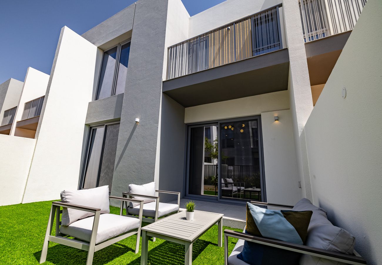 Таунхаус на Dubai - Elegant villa with 3 BDR I Maid Room I Garden /B51