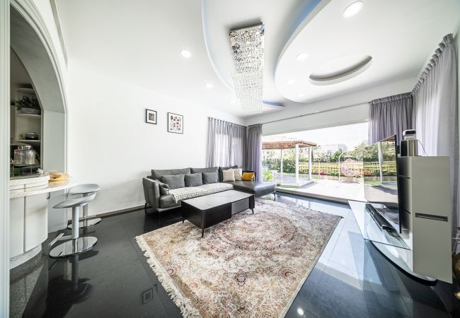  на Dubai - Luxurious 6-Bedroom Villa with Private Pool, Jacuzzi & Lake View in Meadows 