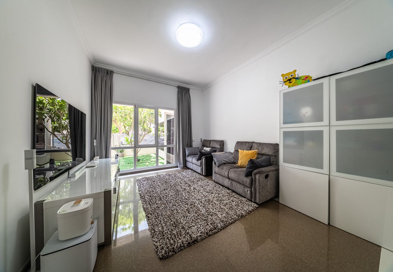 Вилла на Dubai - Luxurious 6-Bedroom Villa with Private Pool, Jacuzzi & Lake View in Meadows 