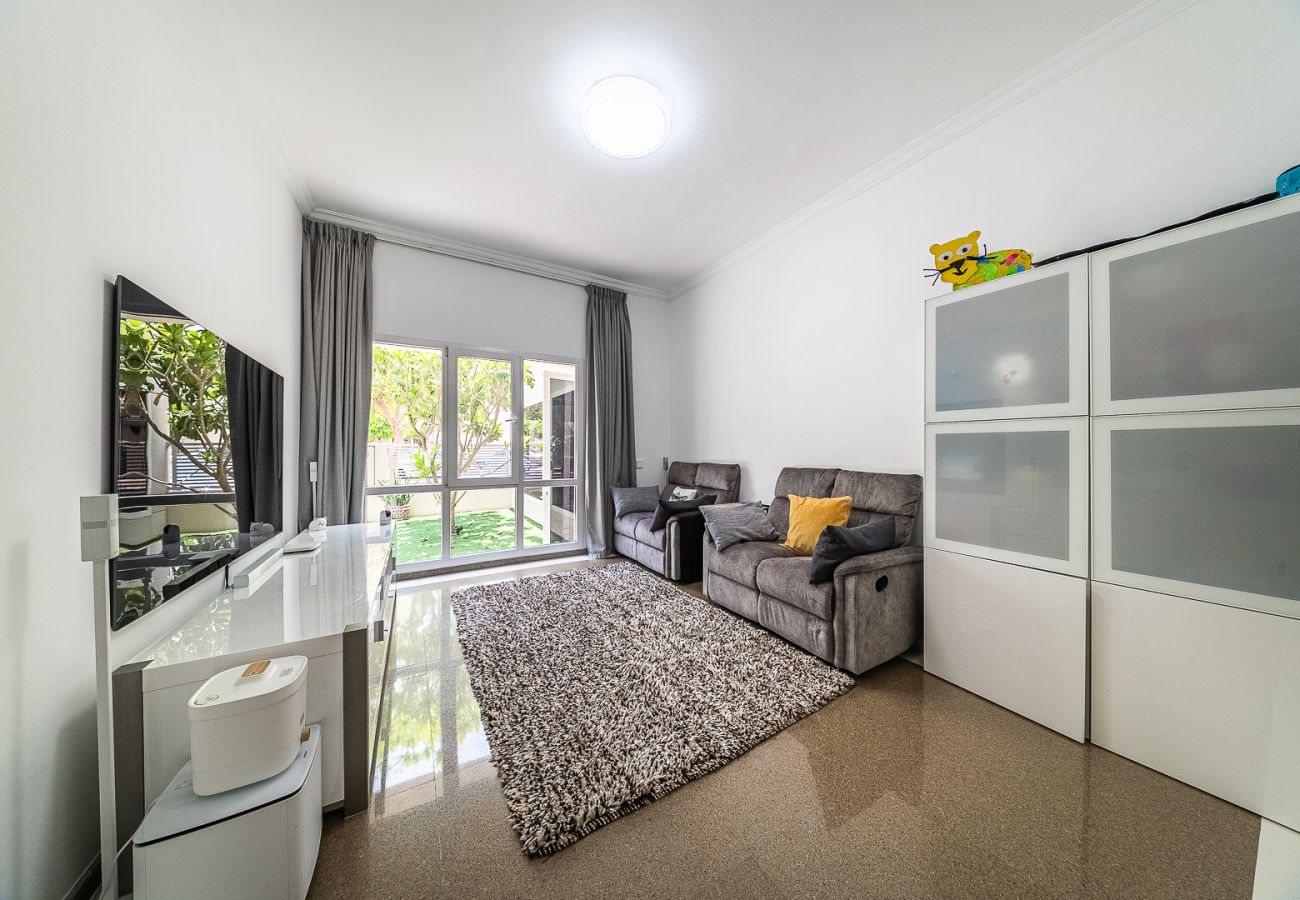 Вилла на Dubai - Luxurious 6-Bedroom Villa with Private Pool, Jacuzzi & Lake View in Meadows 