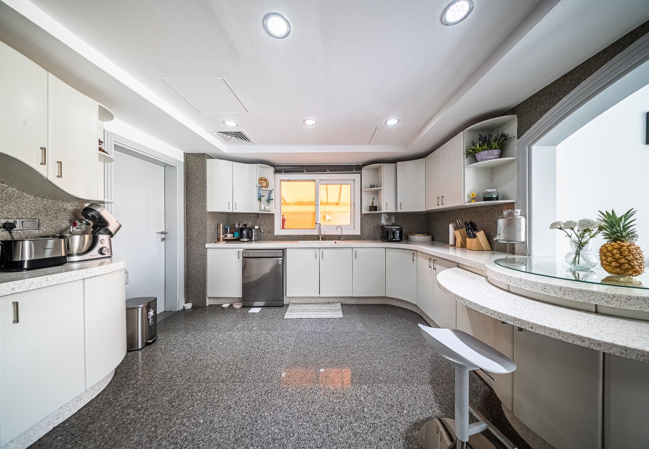 Вилла на Dubai - Luxurious 6-Bedroom Villa with Private Pool, Jacuzzi & Lake View in Meadows 