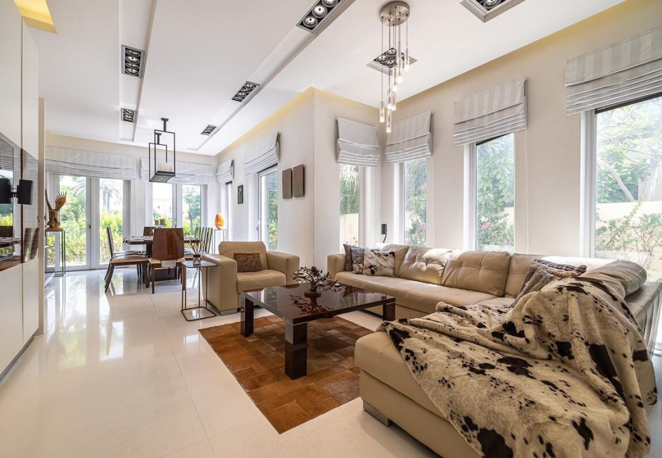 Villa in Dubai -  Luxury Villa in The Springs with Private Garden 