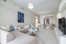 Apartment in Dubai - 117 / 2BDR + maid room / Sea view /Beach access  