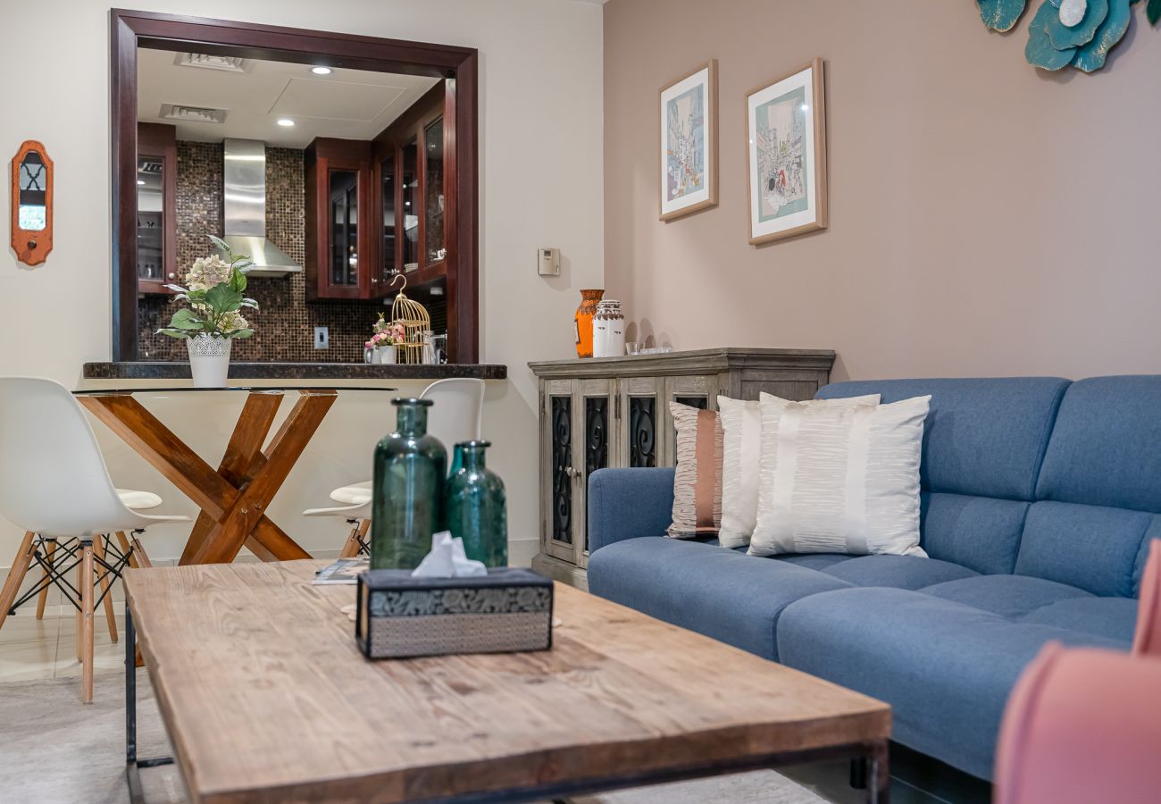 Apartment in Dubai - Beautiful 1 Bedroom Apartment/Close to Dubai Mall