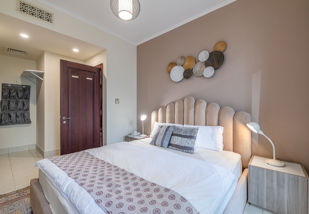 Apartment in Dubai - Beautiful 1 Bedroom Apartment/Close to Dubai Mall