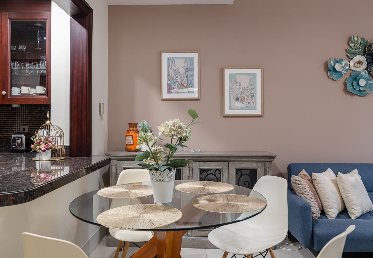 Apartment in Dubai - Beautiful 1 Bedroom Apartment/Close to Dubai Mall