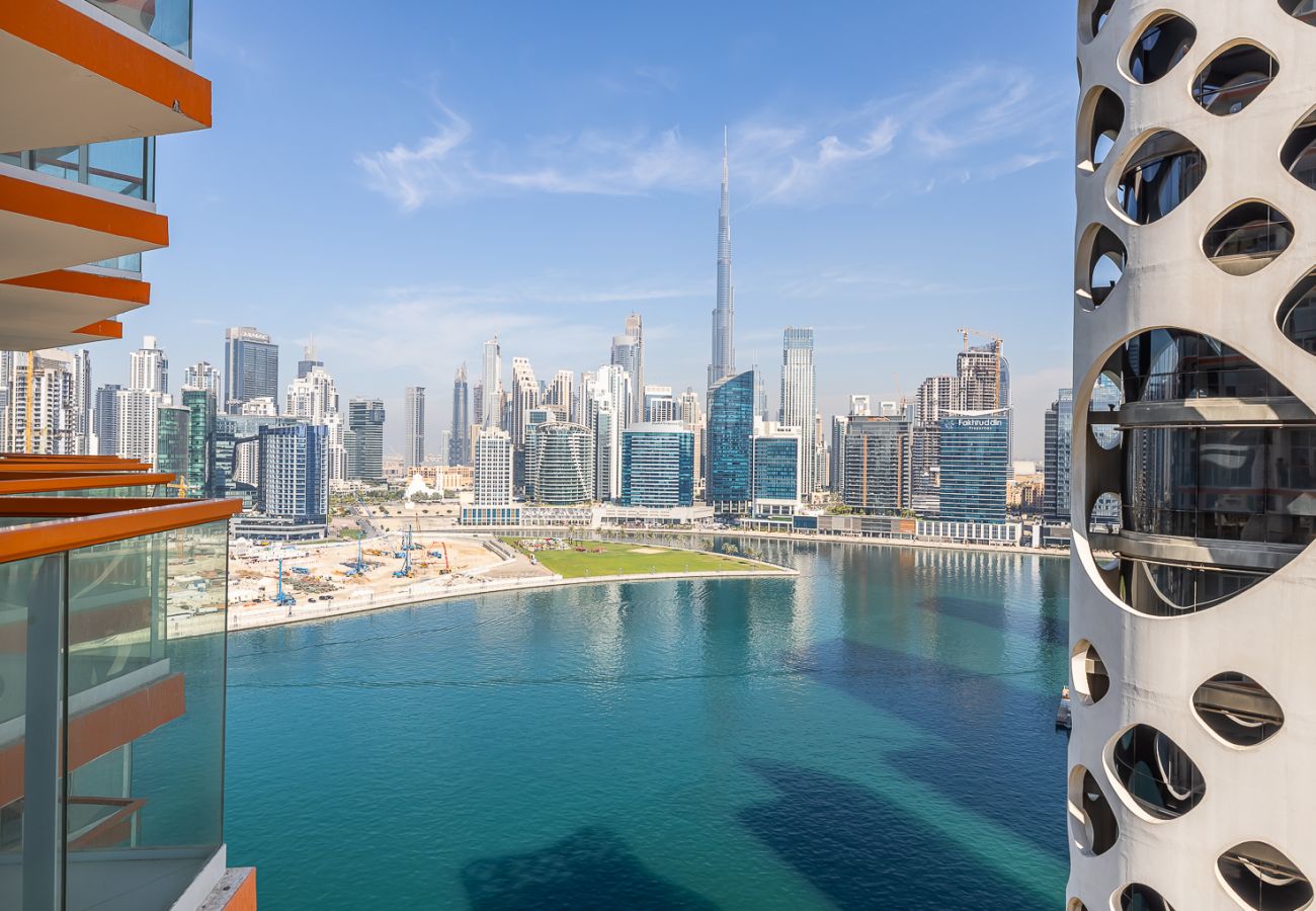 Apartment in Dubai - It’s great view at night from your balcony and even bed