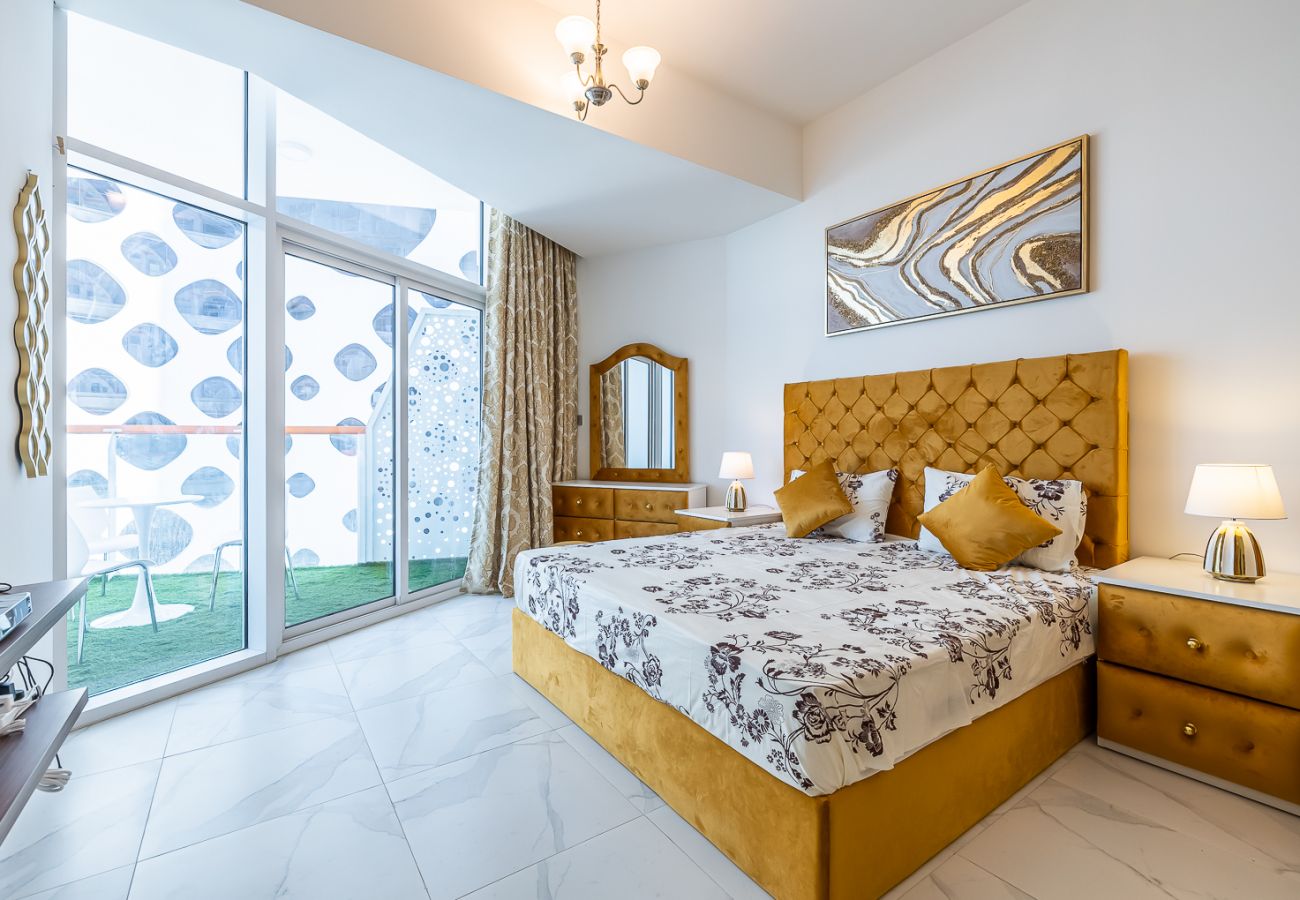 Apartment in Dubai - It’s great view at night from your balcony and even bed