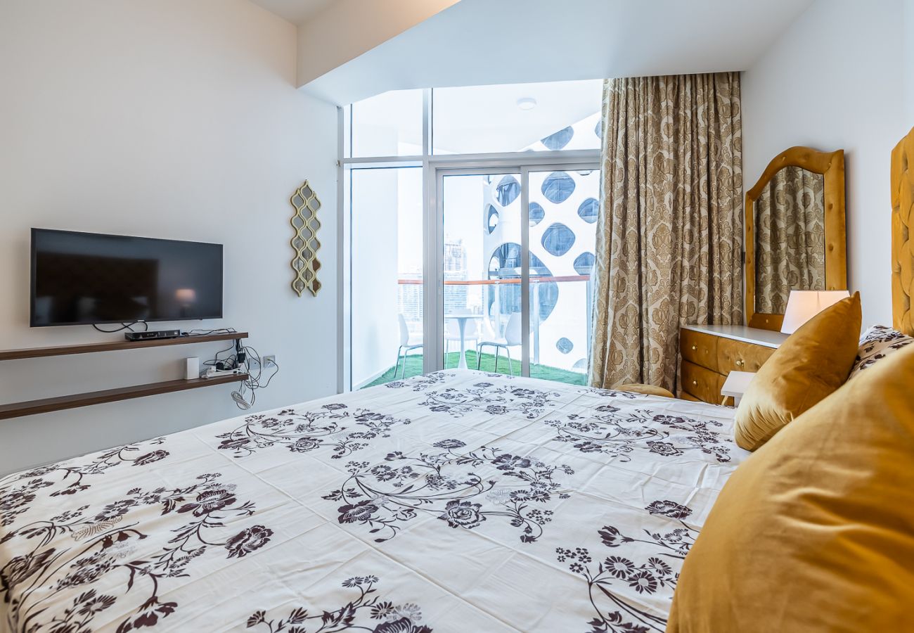 Apartment in Dubai - It’s great view at night from your balcony and even bed