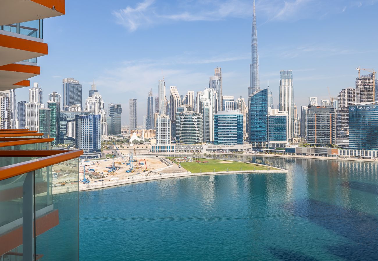 Apartment in Dubai - It’s great view at night from your balcony and even bed