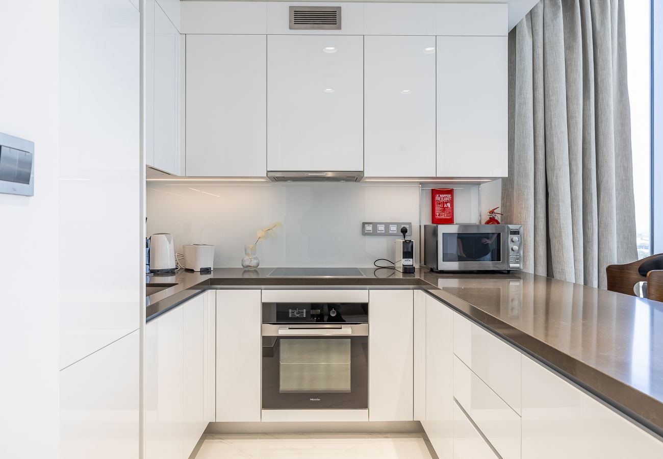 Apartment in Dubai - Modern 1-Bedroom Apartment with Lagoon Views | Residences 15 – District One