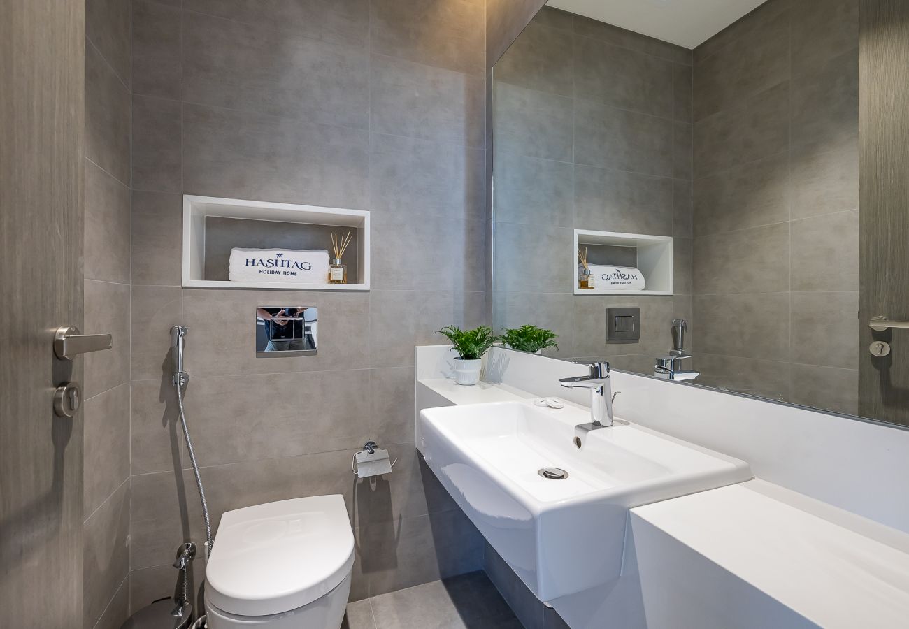 Apartment in Dubai - Modern 1-Bedroom Apartment with Lagoon Views | Residences 15 – District One