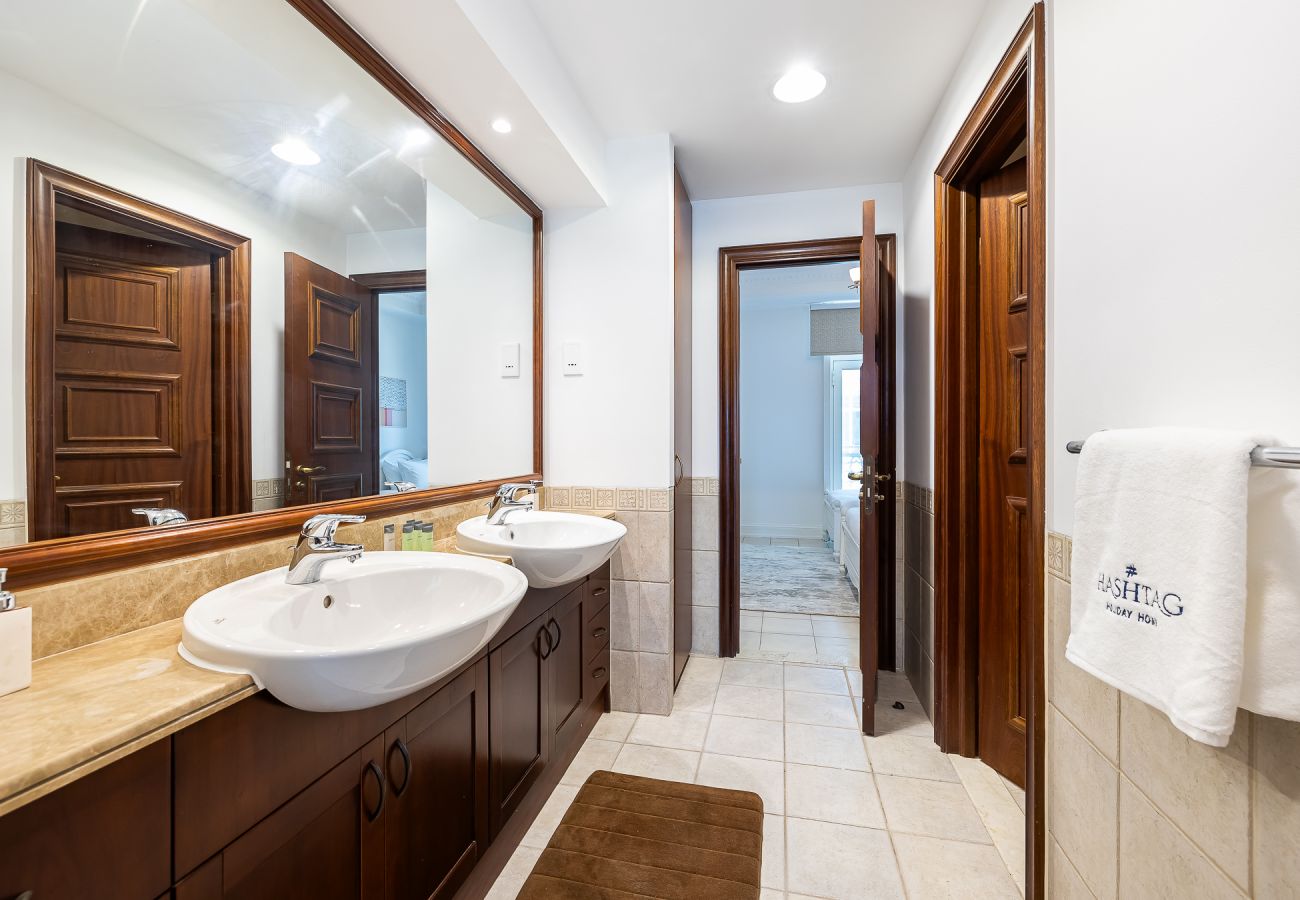 Villa in Dubai - Spacious 5BDR Villa in Dubai Marina I Waterfront 