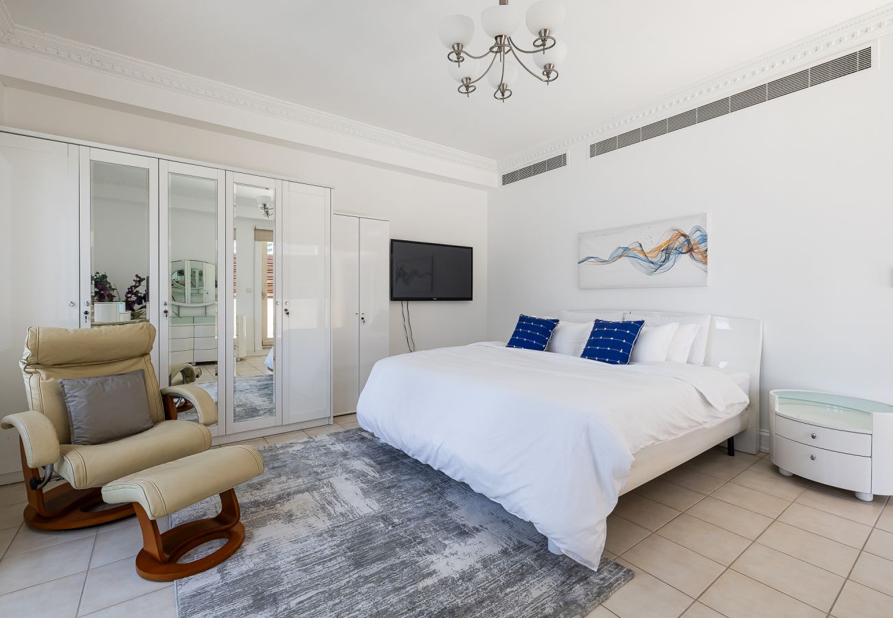 Villa in Dubai - Spacious 5BDR Villa in Dubai Marina I Waterfront 
