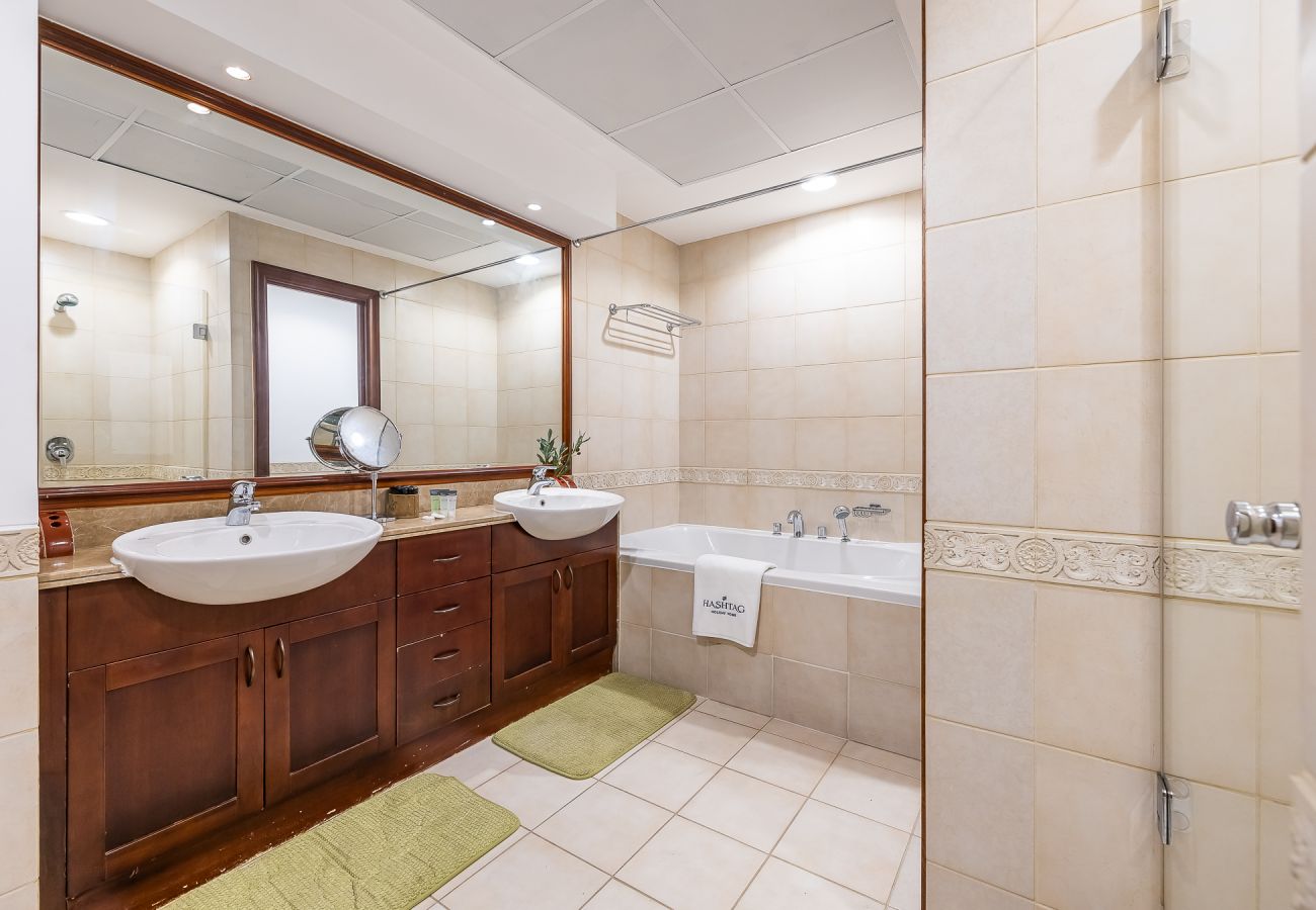 Villa in Dubai - Spacious 5BDR Villa in Dubai Marina I Waterfront 