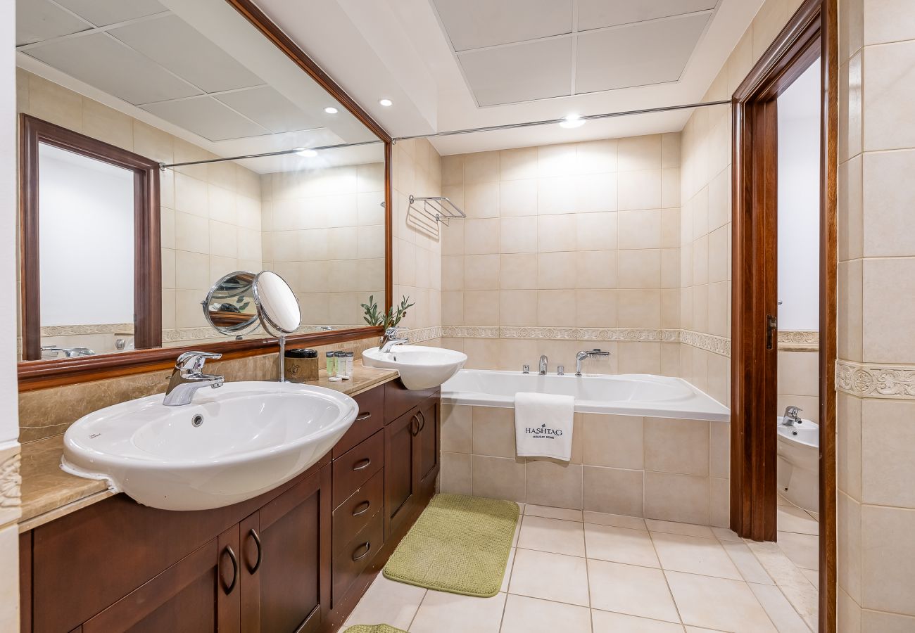 Villa in Dubai - Spacious 5BDR Villa in Dubai Marina I Waterfront 