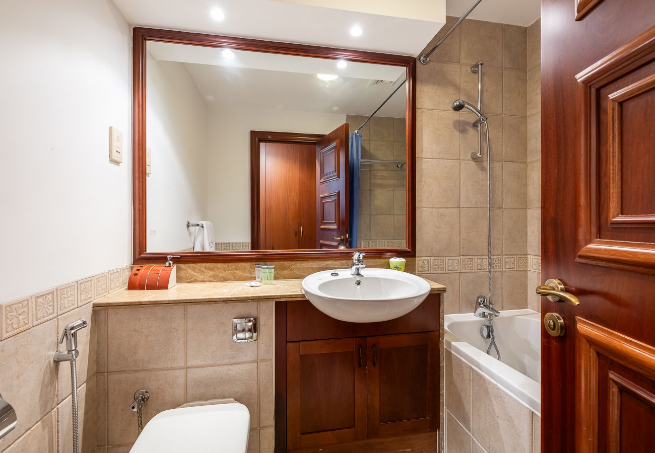 Villa in Dubai - Spacious 5BDR Villa in Dubai Marina I Waterfront 
