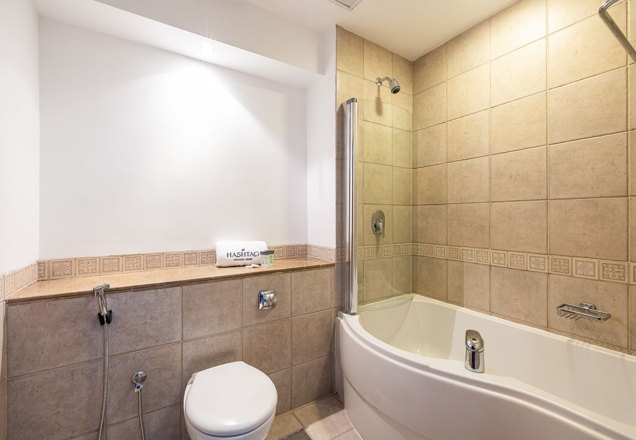 Villa in Dubai - Spacious 5BDR Villa in Dubai Marina I Waterfront 
