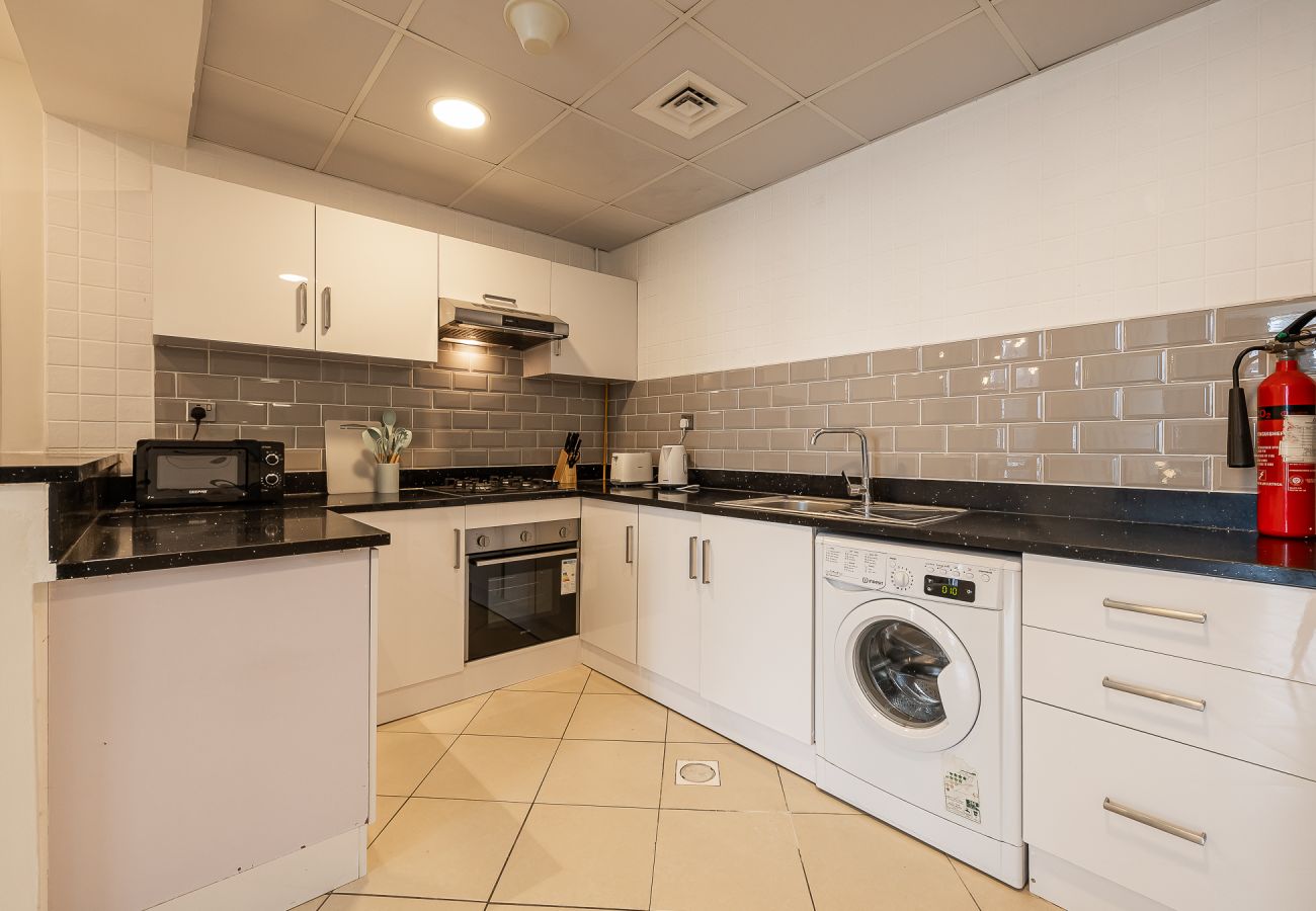 Apartment in Dubai -  Modern 1-Bedroom Apartment in Dubai Marina – Steps from the Metro & JBR Beach