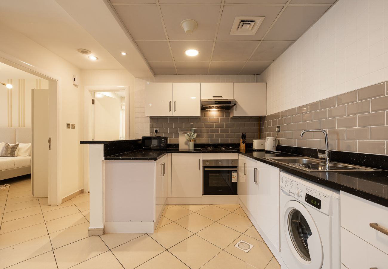 Apartment in Dubai -  Modern 1-Bedroom Apartment in Dubai Marina – Steps from the Metro & JBR Beach