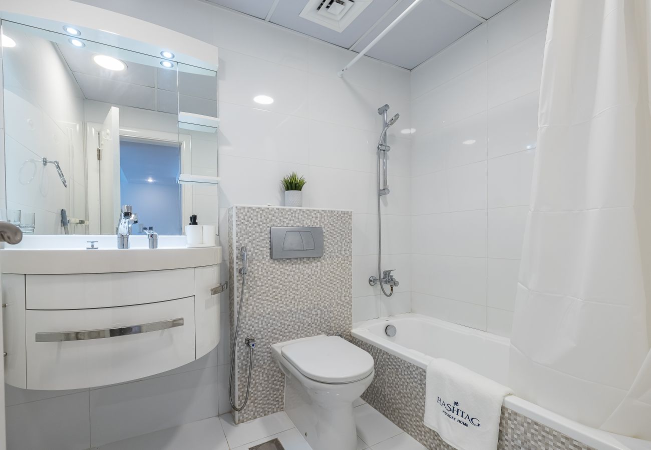Apartment in Dubai -  Modern 1-Bedroom Apartment in Dubai Marina – Steps from the Metro & JBR Beach
