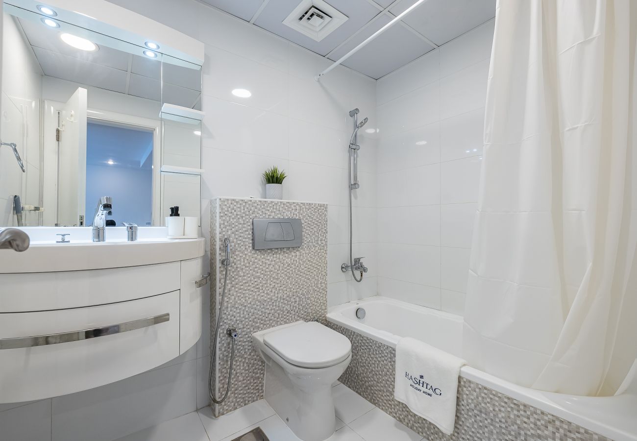 Apartment in Dubai -  Modern 1-Bedroom Apartment in Dubai Marina – Steps from the Metro & JBR Beach