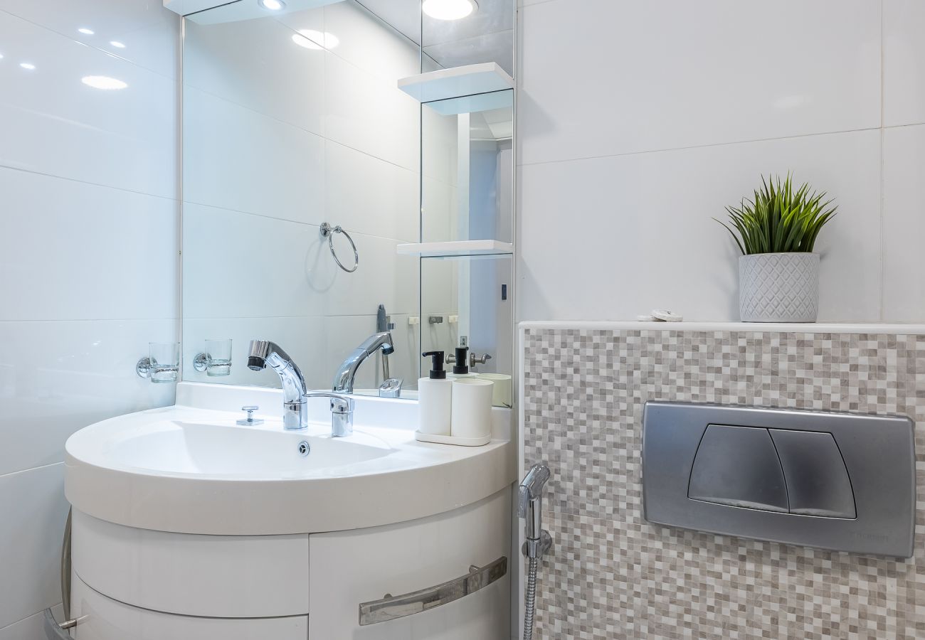 Apartment in Dubai -  Modern 1-Bedroom Apartment in Dubai Marina – Steps from the Metro & JBR Beach