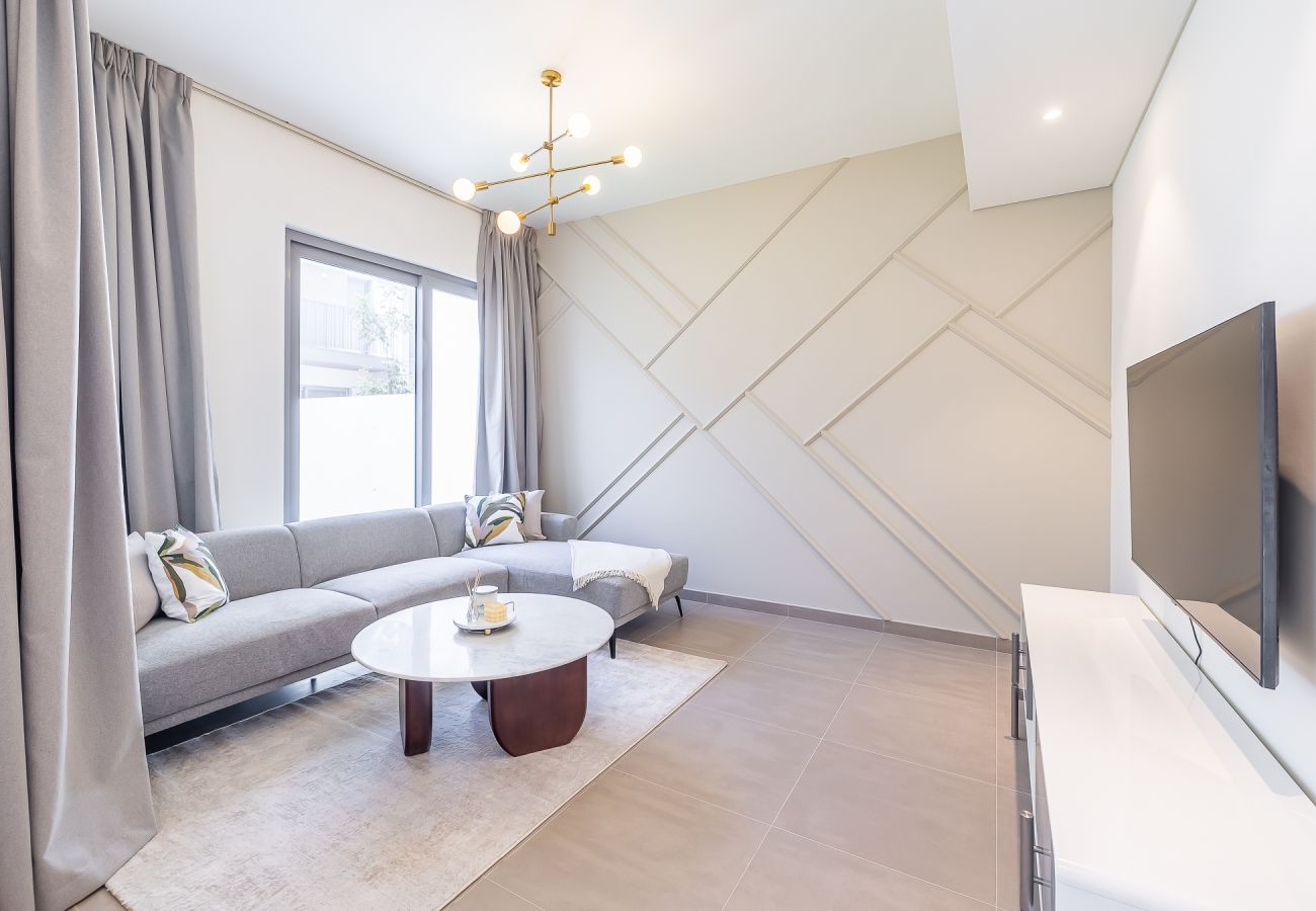 Terraced House in Dubai - Elegant villa with 3 BDR I Maid Room I Garden /B51