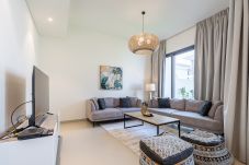 Townhouse in Dubai - Newly furnished 3BDR Villa I with Garden / B329