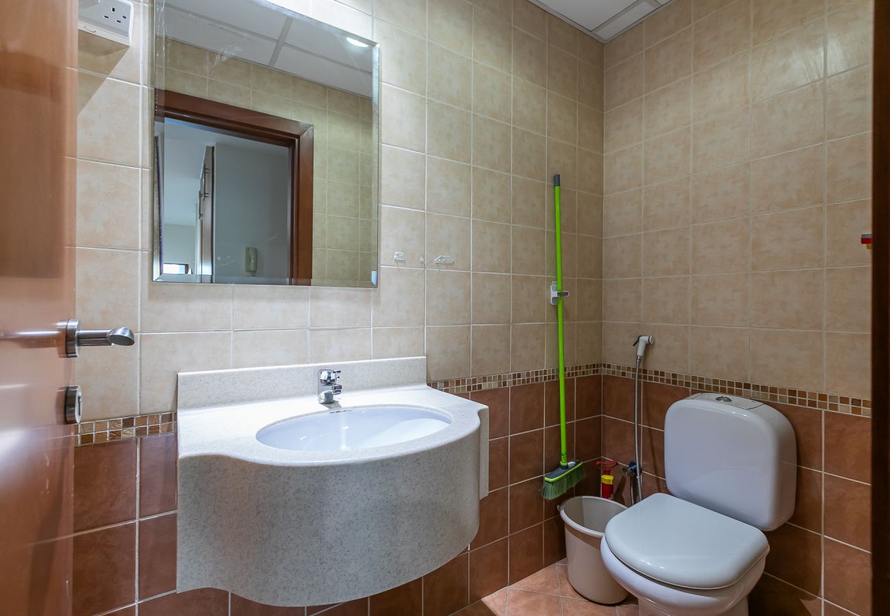 Apartment in Dubai - Renovated 2 BDR apartment I Dubai Marina I Near Metro