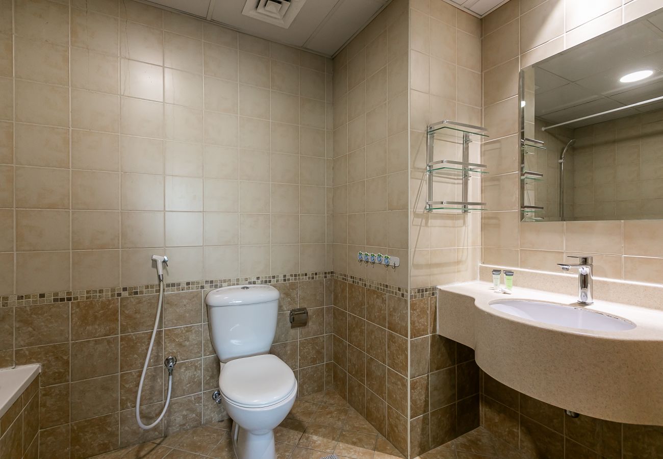 Apartment in Dubai - Renovated 2 BDR apartment I Dubai Marina I Near Metro