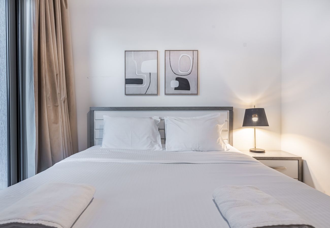 Apartment in Dubai - Modern 1BDR Apartment in Creek Vistas / Close to Downtown 