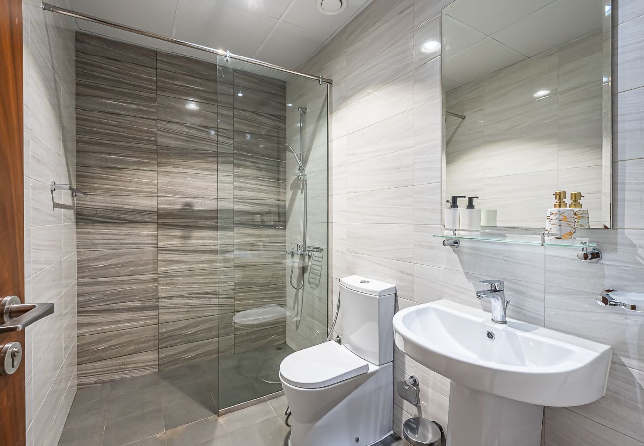 Apartment in Dubai - Bright & Stylish Studio Apartment in the Heart of Downtown Dubai