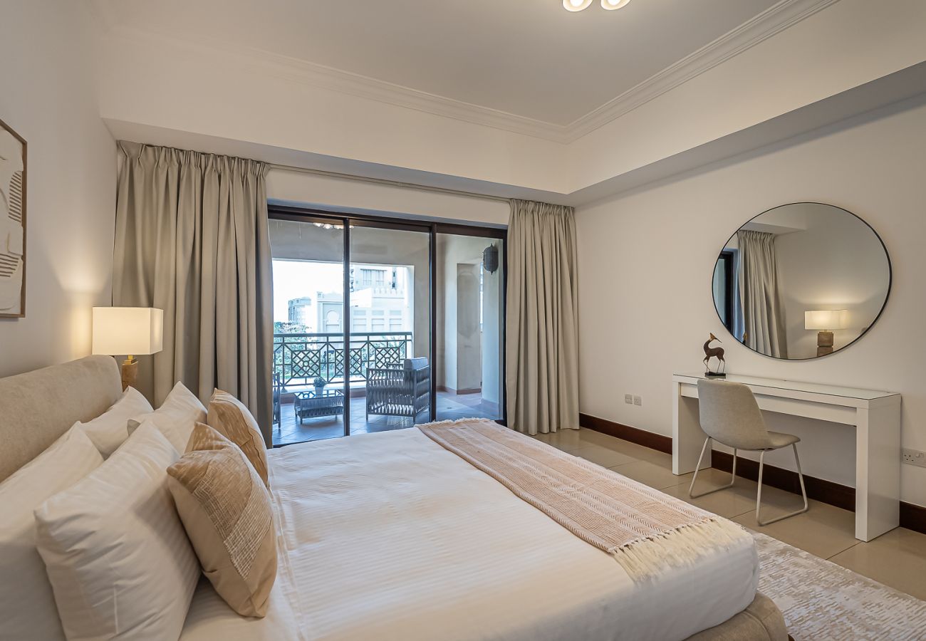 Apartment in Dubai - Elegant 1BDR apartment in Palm Jumeirah view I Golden Mile 