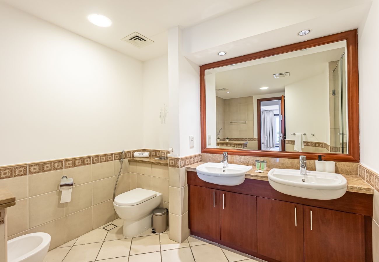 Apartment in Dubai - Elegant 1BDR apartment in Palm Jumeirah view I Golden Mile 
