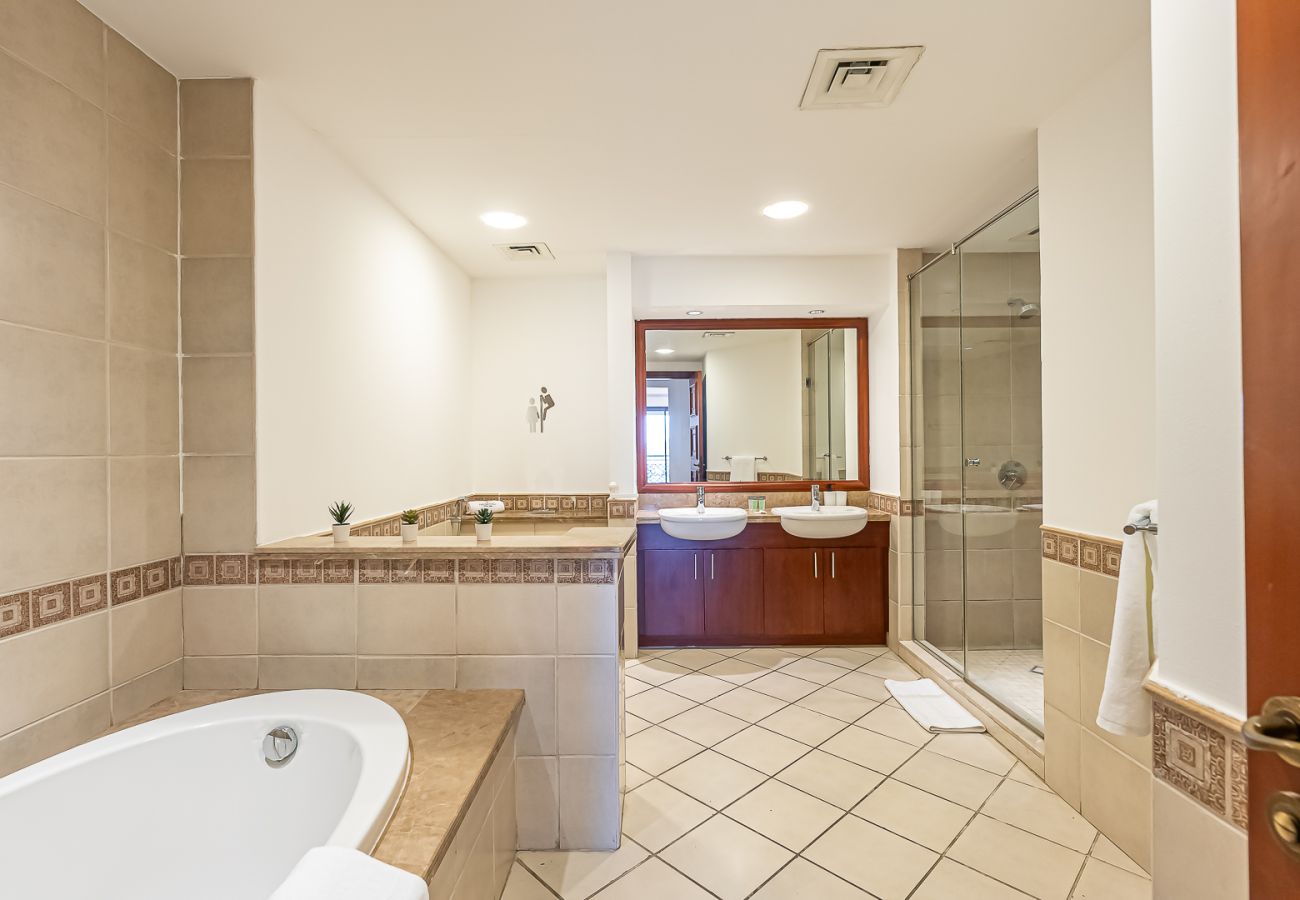 Apartment in Dubai - Elegant 1BDR apartment in Palm Jumeirah view I Golden Mile 