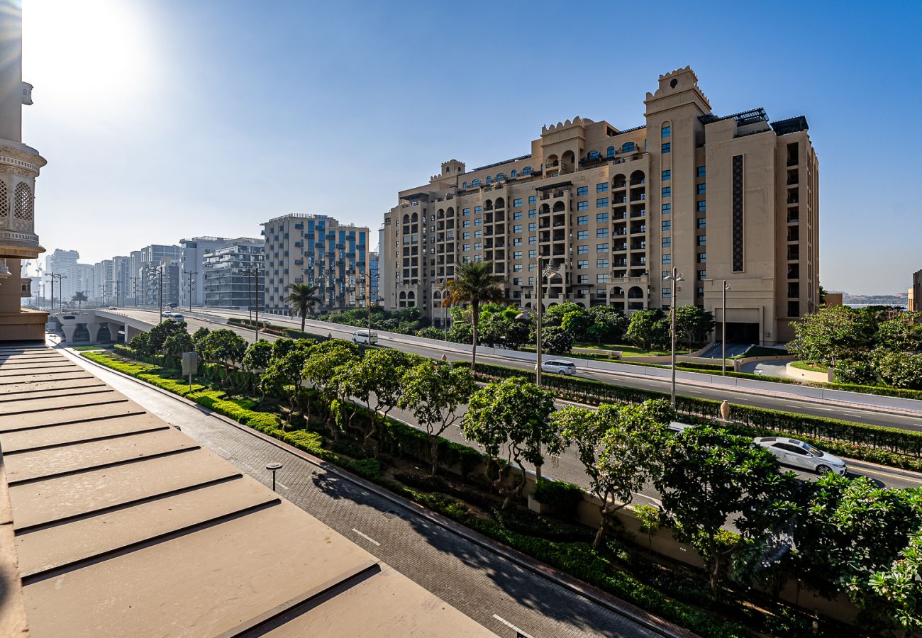 Apartment in Dubai - Elegant 1BDR apartment in Palm Jumeirah view I Golden Mile 