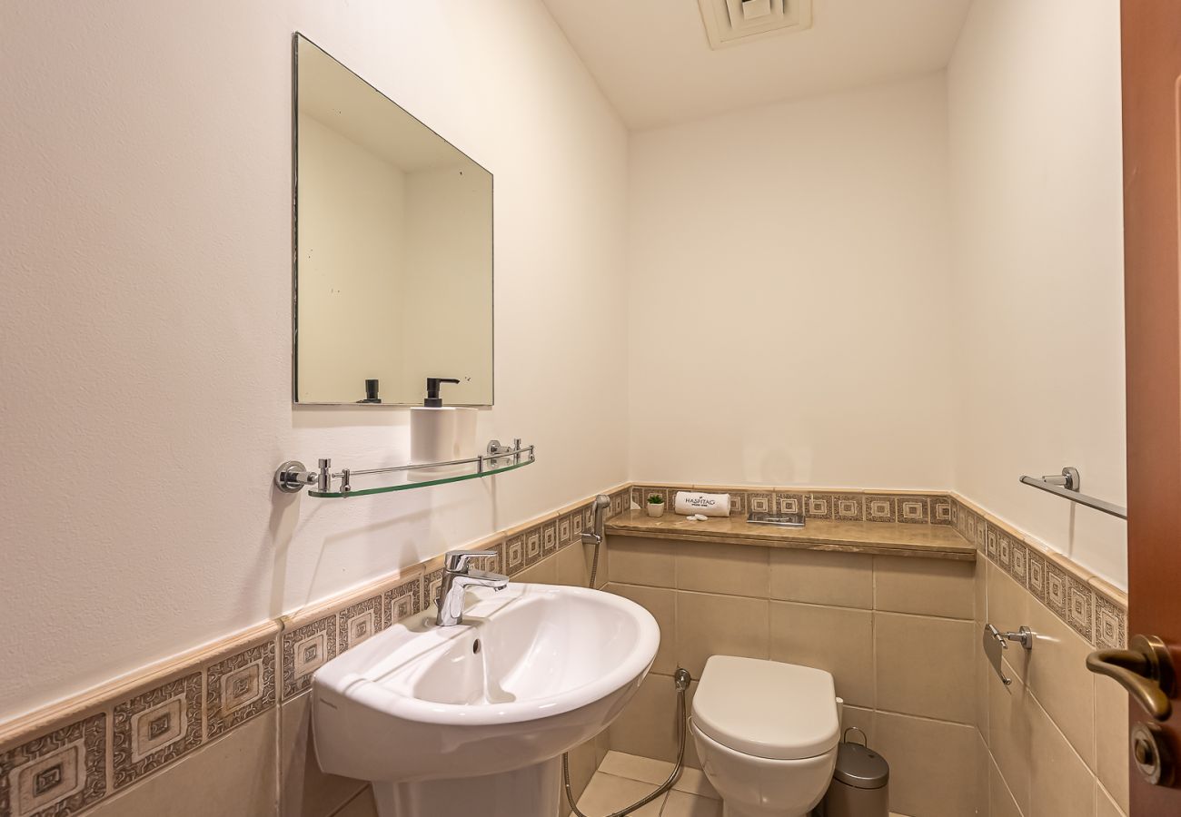 Apartment in Dubai - Elegant 1BDR apartment in Palm Jumeirah view I Golden Mile 