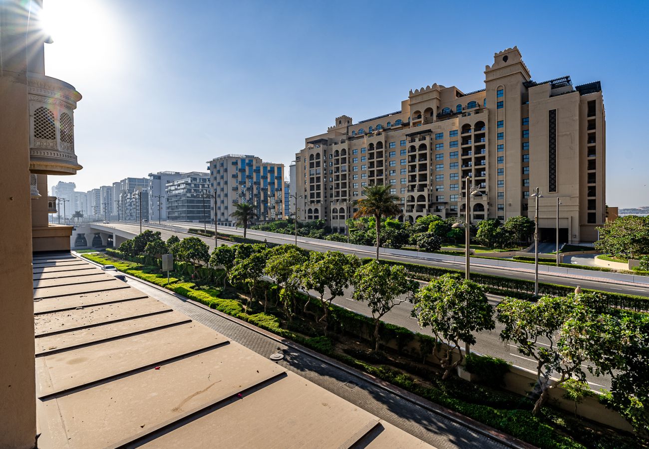 Apartment in Dubai - Elegant 1BDR apartment in Palm Jumeirah view I Golden Mile 