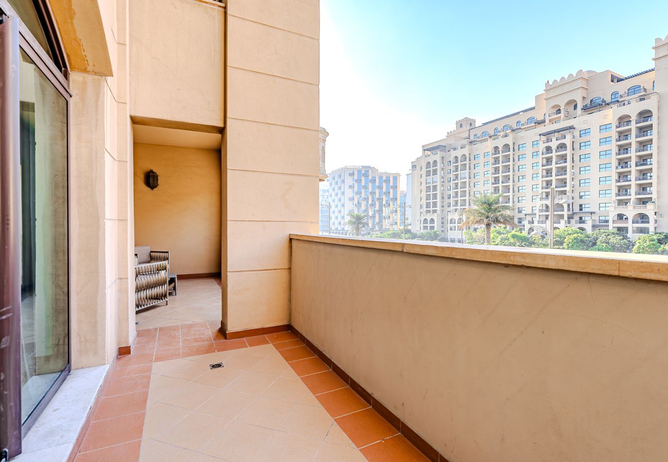 Apartment in Dubai - Elegant 1BDR apartment in Palm Jumeirah view I Golden Mile 