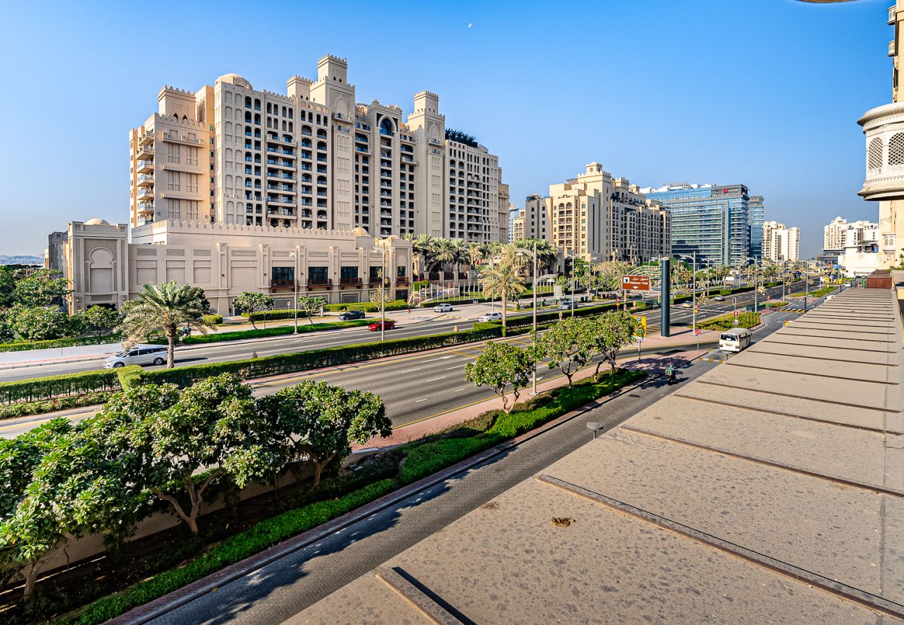 Apartment in Dubai - Elegant 1BDR apartment in Palm Jumeirah view I Golden Mile 