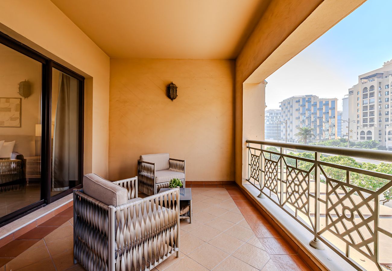 Apartment in Dubai - Elegant 1BDR apartment in Palm Jumeirah view I Golden Mile 